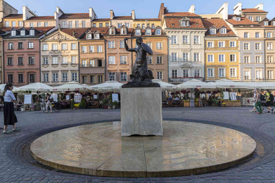 Polonia - Varsovia 069 - plaza de la Ciudad Vieja - monumento a la Sirena.jpg